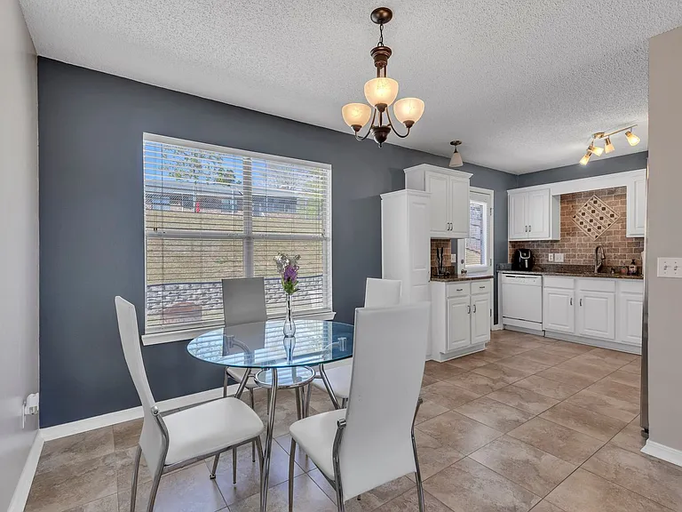 221 Trish Dr — Photo 8