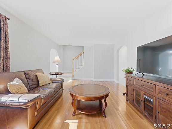 4th image of 5 Arrowhead Road