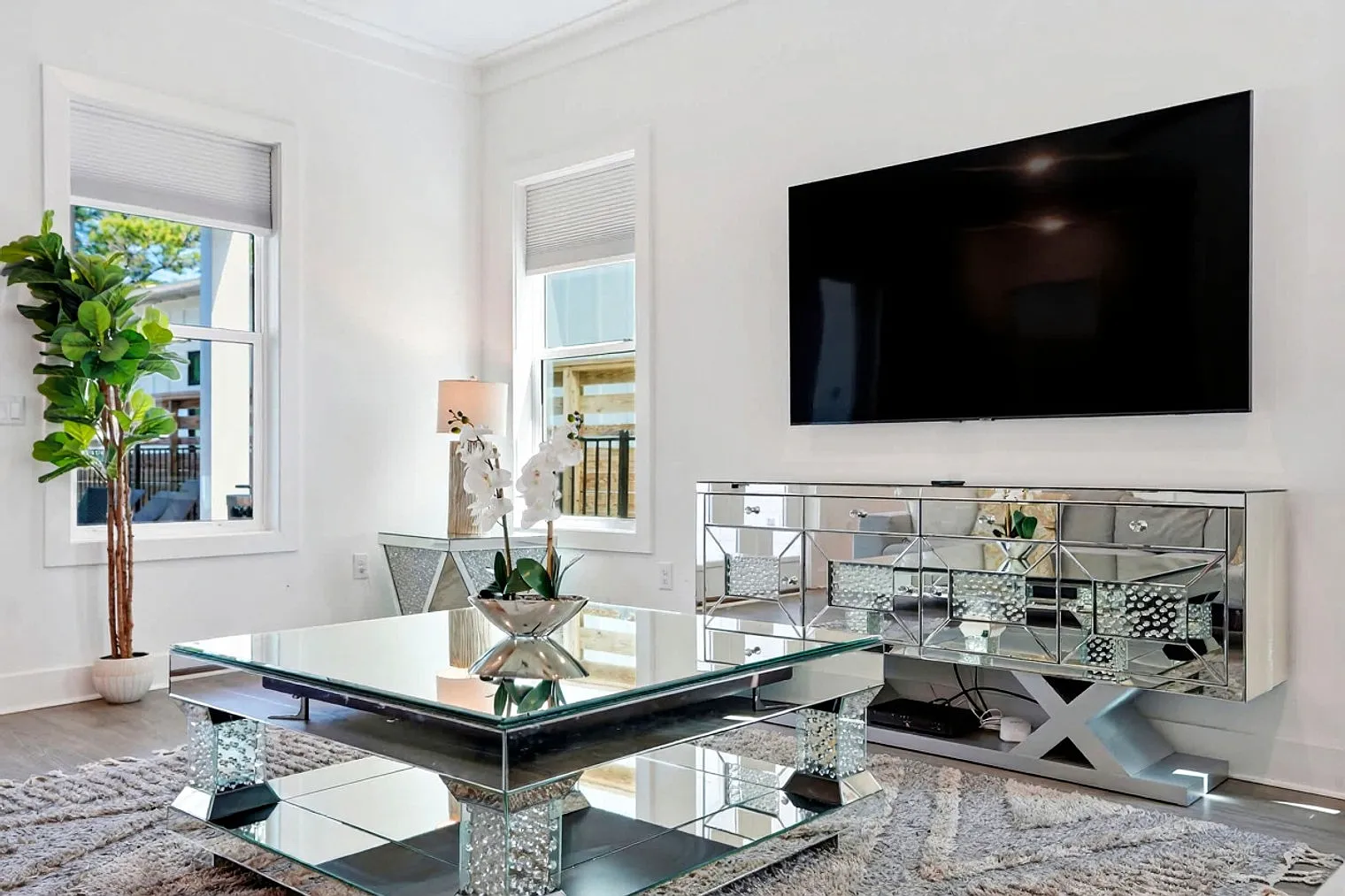 12 bed, 9.0 bath, 5511 sqft, $12,352 — Photo 4