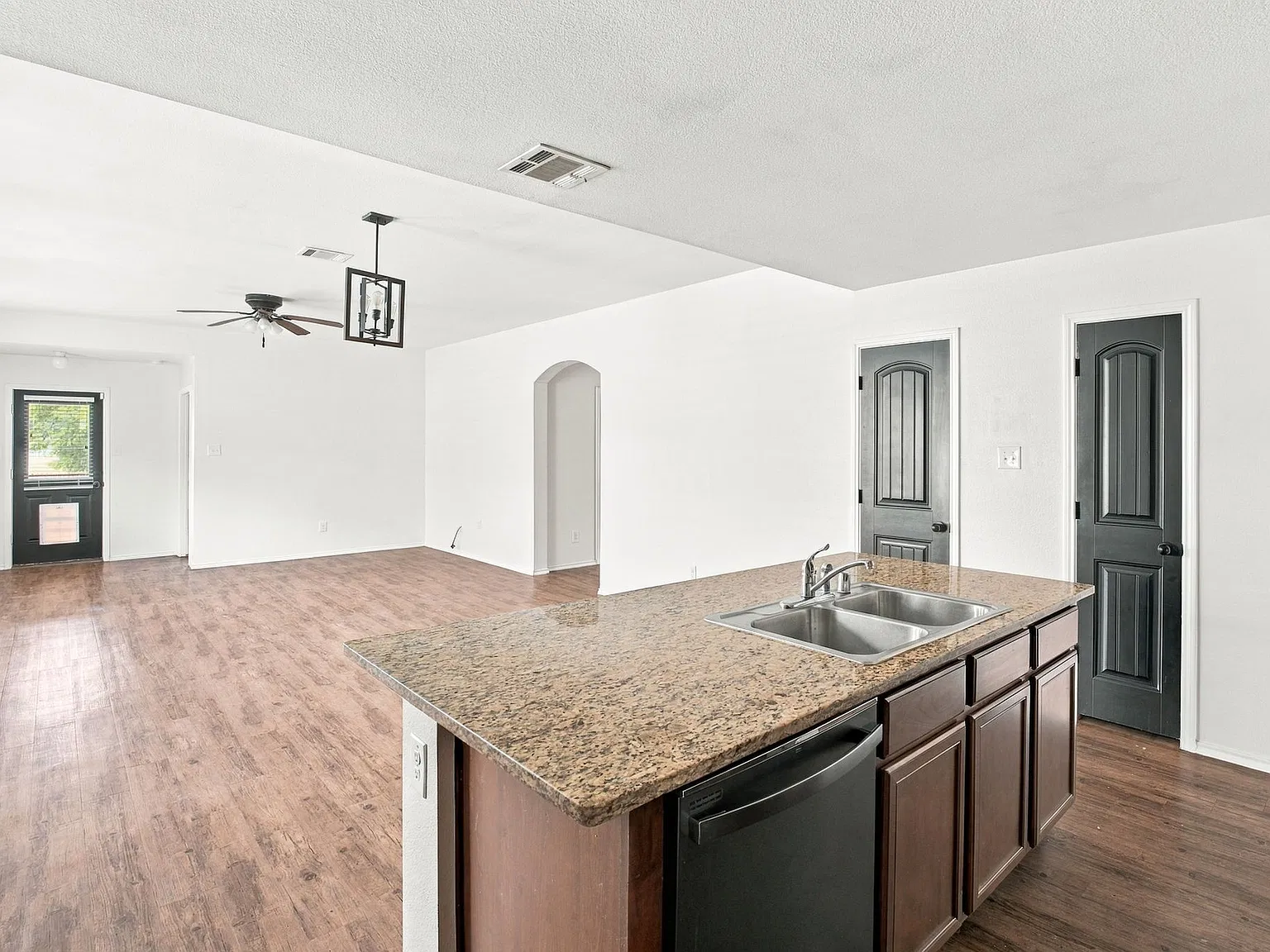 4 bed, 1891 sqft, $2,100 — Photo 2