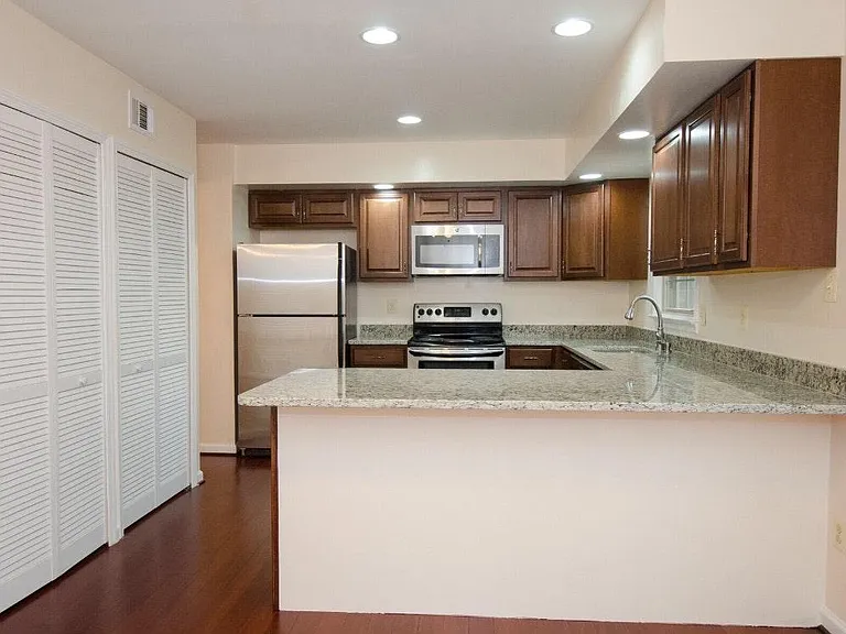 10336 Hampshire Green Ave — Photo 3