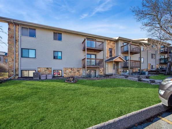 9523 University Ave APT 9, Clive, IA 50325