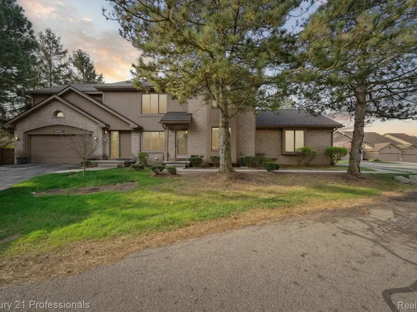 29691 Sierra Pointe Cir, Farmington, MI 48331