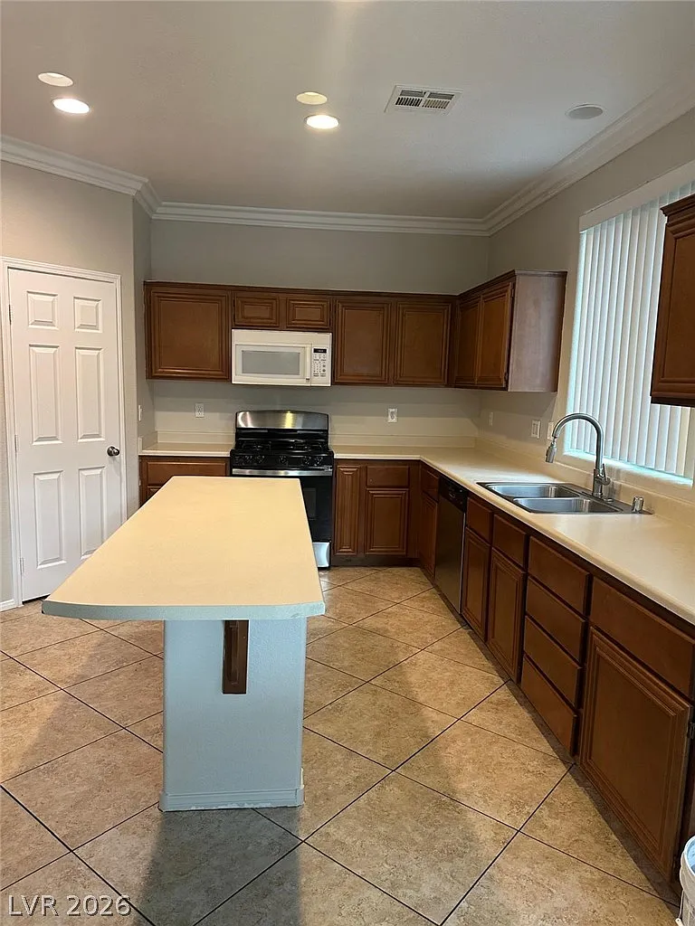 5 bed, 3.0 bath, 2775 sqft, $2,950 — Photo 2
