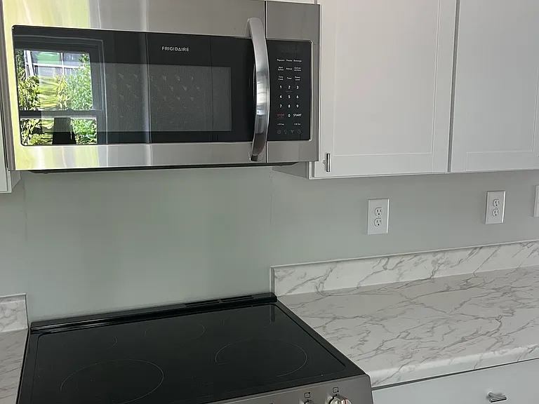 2621 Stratford Dr — Photo 2