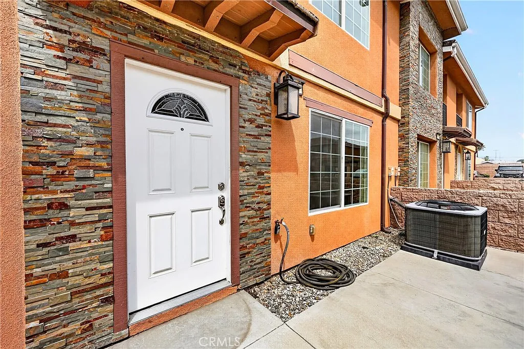 3 bed, 2.5 bath, 1465 sqft, $3,150 — Photo 3