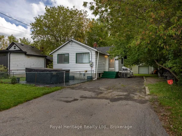 207 Valencia Rd, Oshawa, ON L1J 1P2