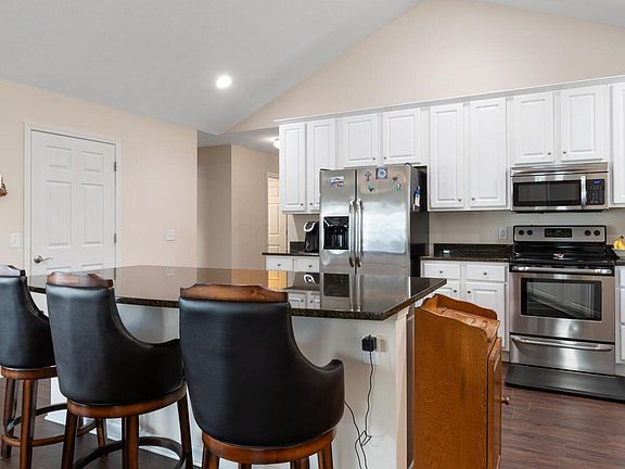 5th image of 504 Providence Ln