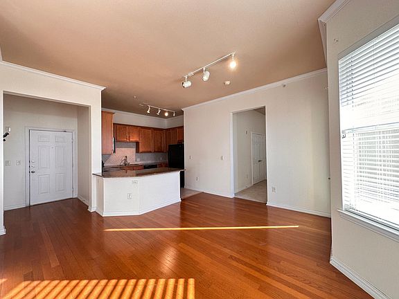 4th image of 800 E 15th St Unit 307