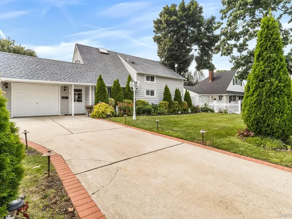158 Blueberry Lane, Hicksville, NY 11801