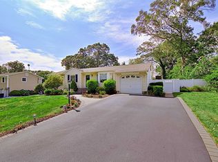 20 Penguin Ln, Commack, NY 11725