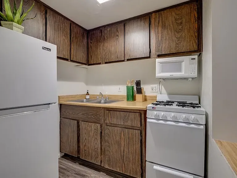 La Petite Chateau Apartments — Photo 9