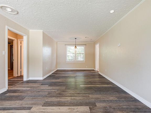 5th image of 2204 Churchill Pl