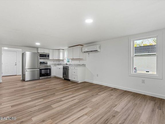 3rd image of 925 Lang St SE
