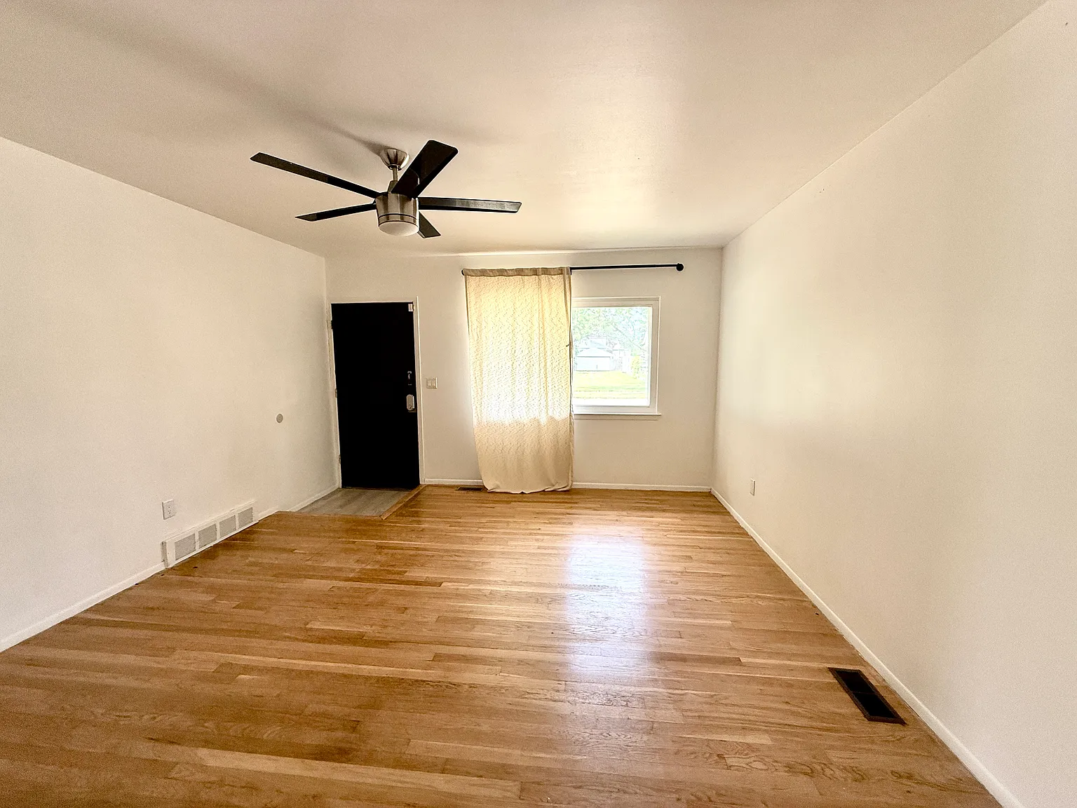 3 bed, 915 sqft, $1,500 — Photo 4