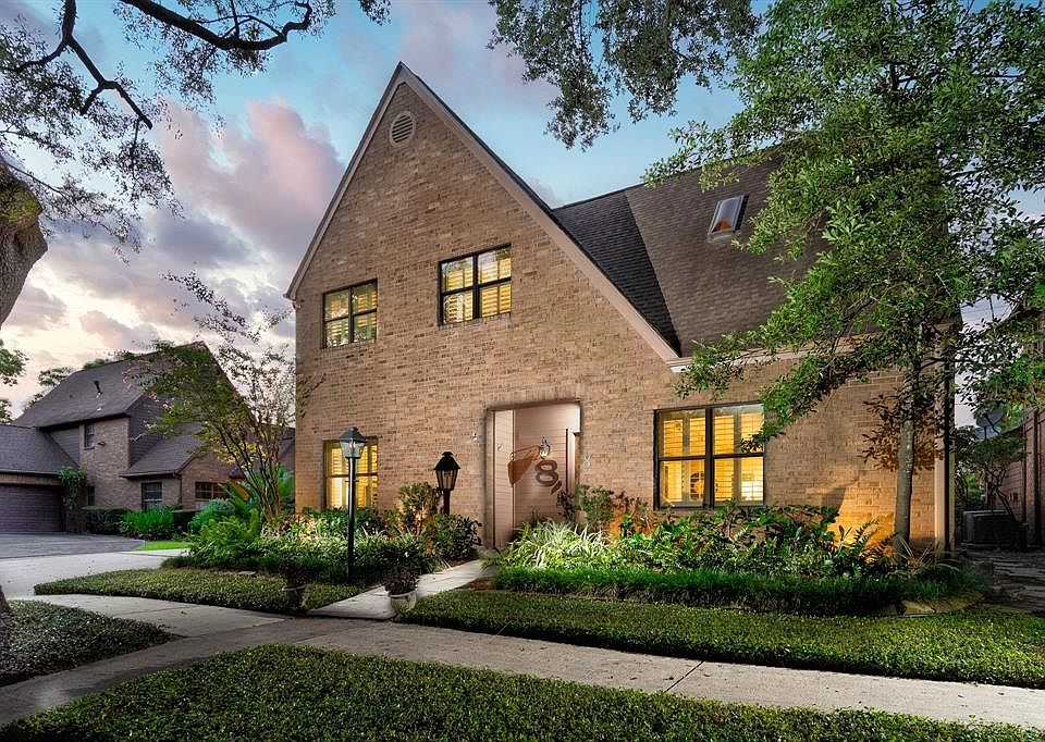Located in the Heart of Bellaire you'll find this exquisetly updated home on a desirable cul-de-sac street.