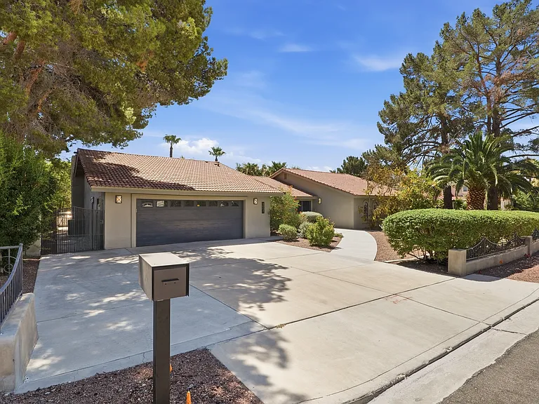 #GuardianRealty 3007 La Mesa Dr 1 story mid-centry modern henderson rental home luxury front_07102026