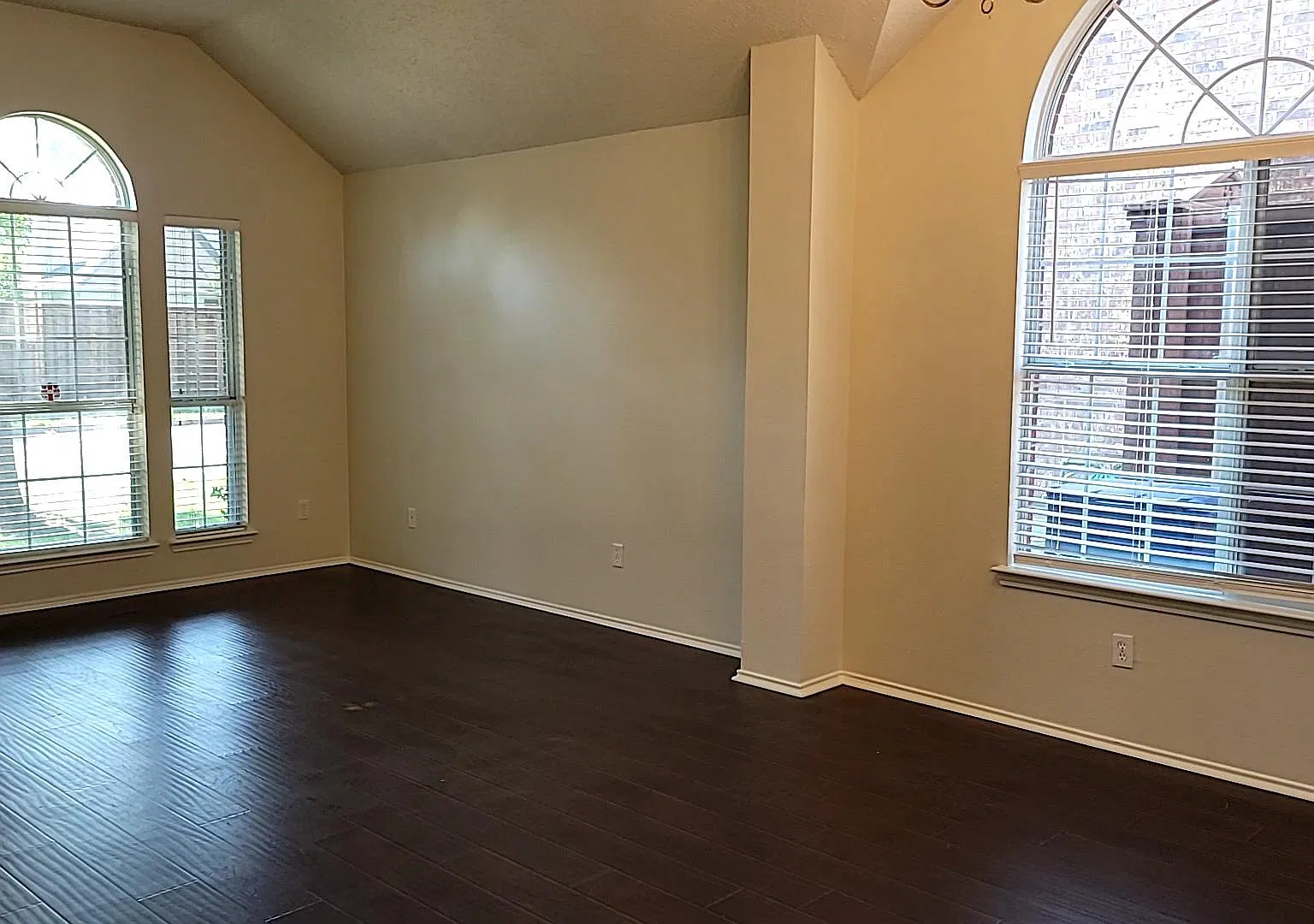 102 Crabapple Dr — Photo 2