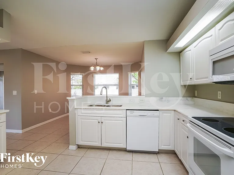 2912 SW 2nd Ave — Photo 8