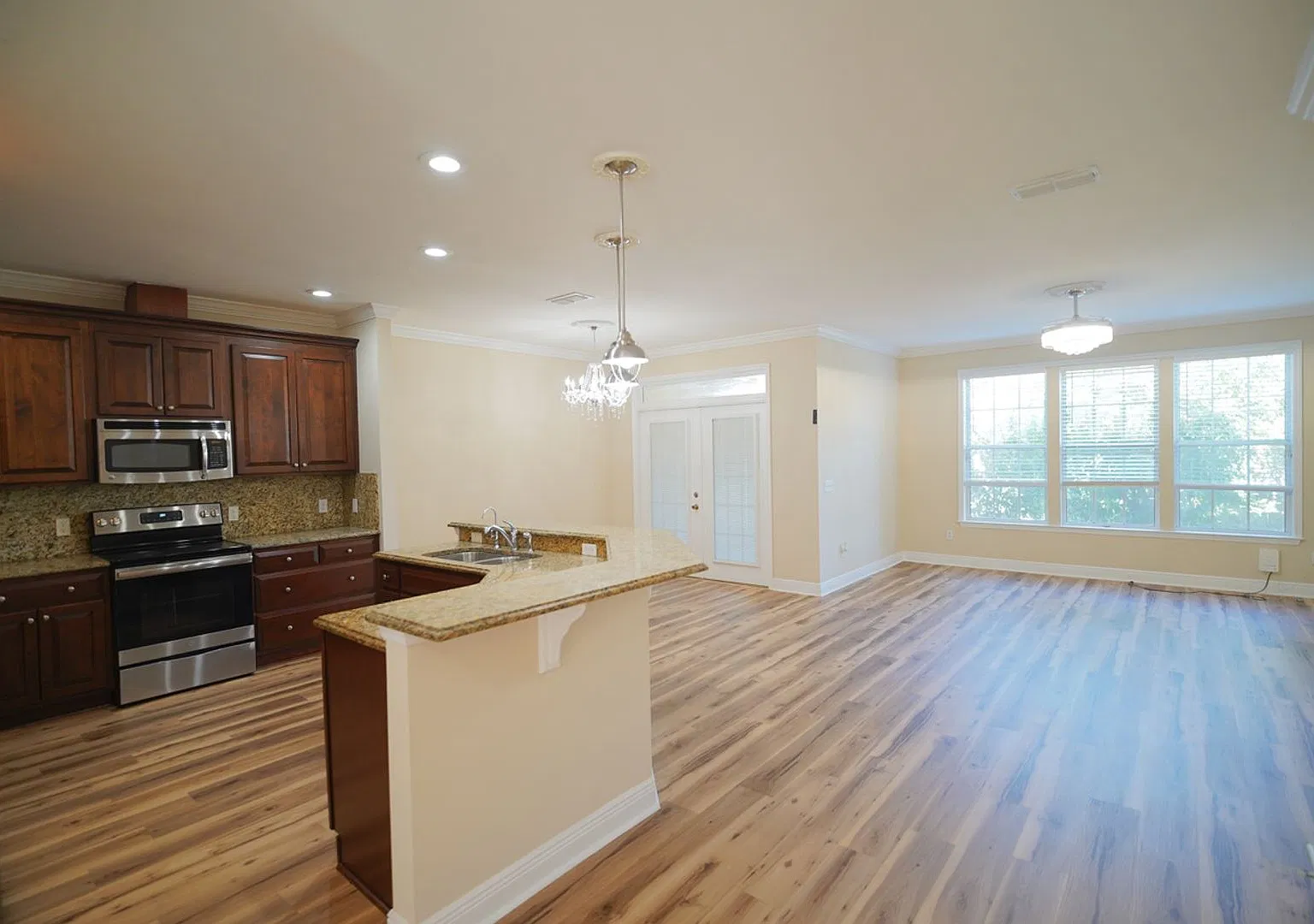 3 Bed / 2.5 Bath Townhome w/Garage in NW — Photo 2