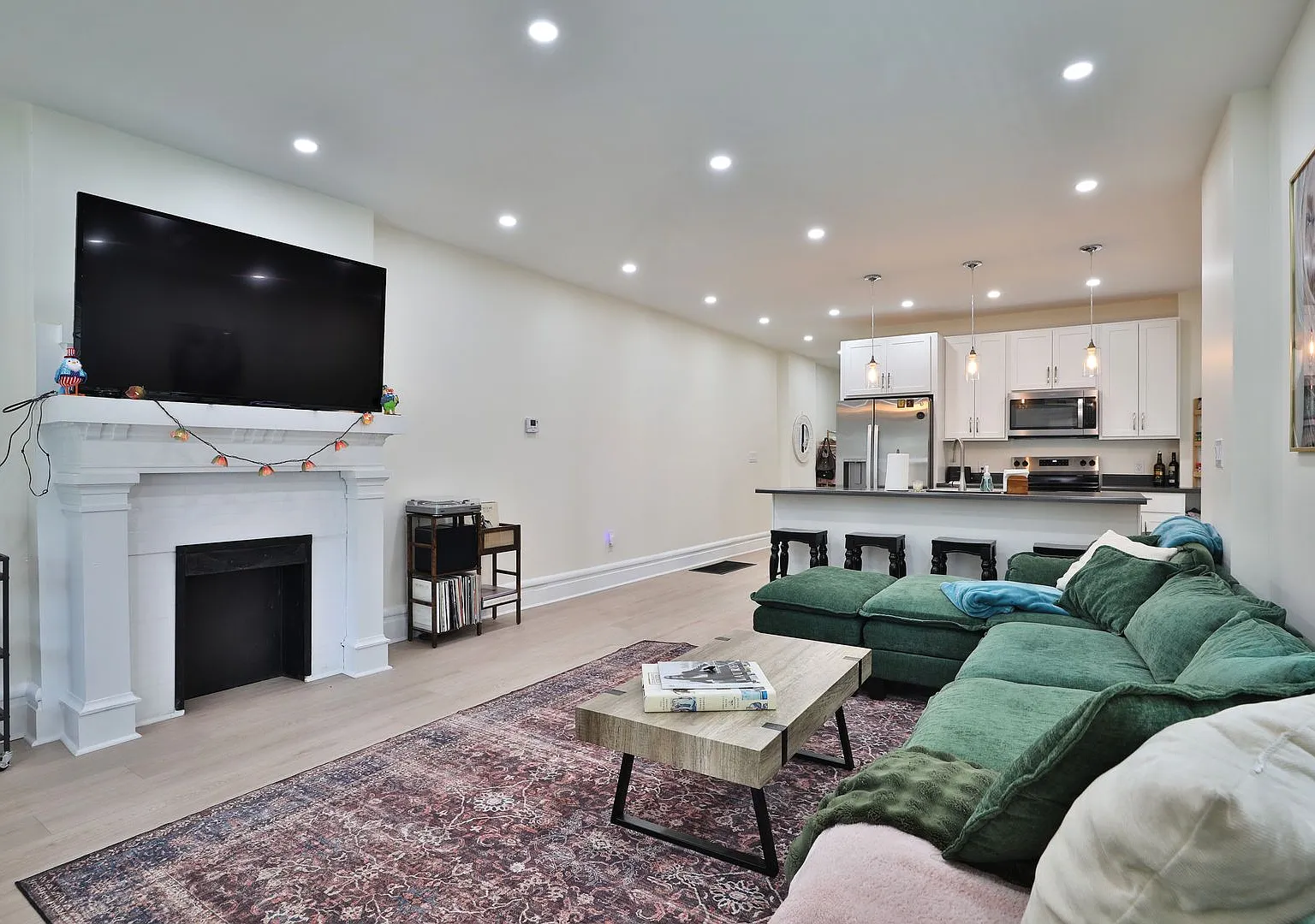 Ultimate 6-Bedroom House with Modern Kitchen, Baths & Private Parking! — Photo 4