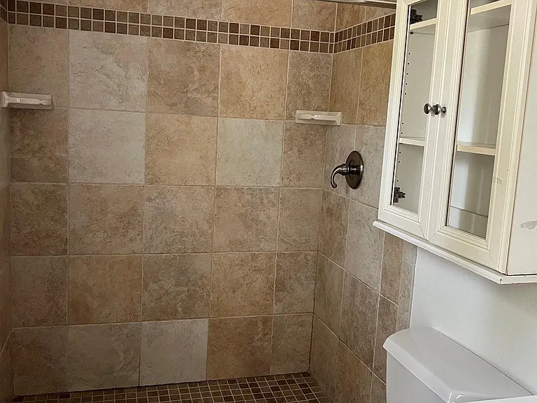 3244 Maplewood Dr — Photo 11