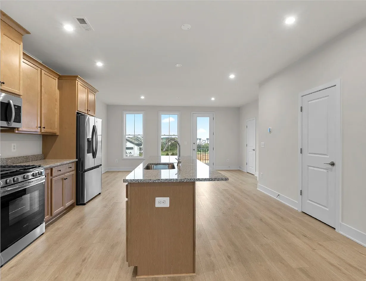 3 bed, 2400 sqft, $2,525 — Photo 4
