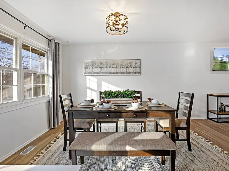 Honeywood Dr — Photo 13
