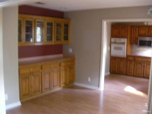 5th image of 511 Woods Court SW