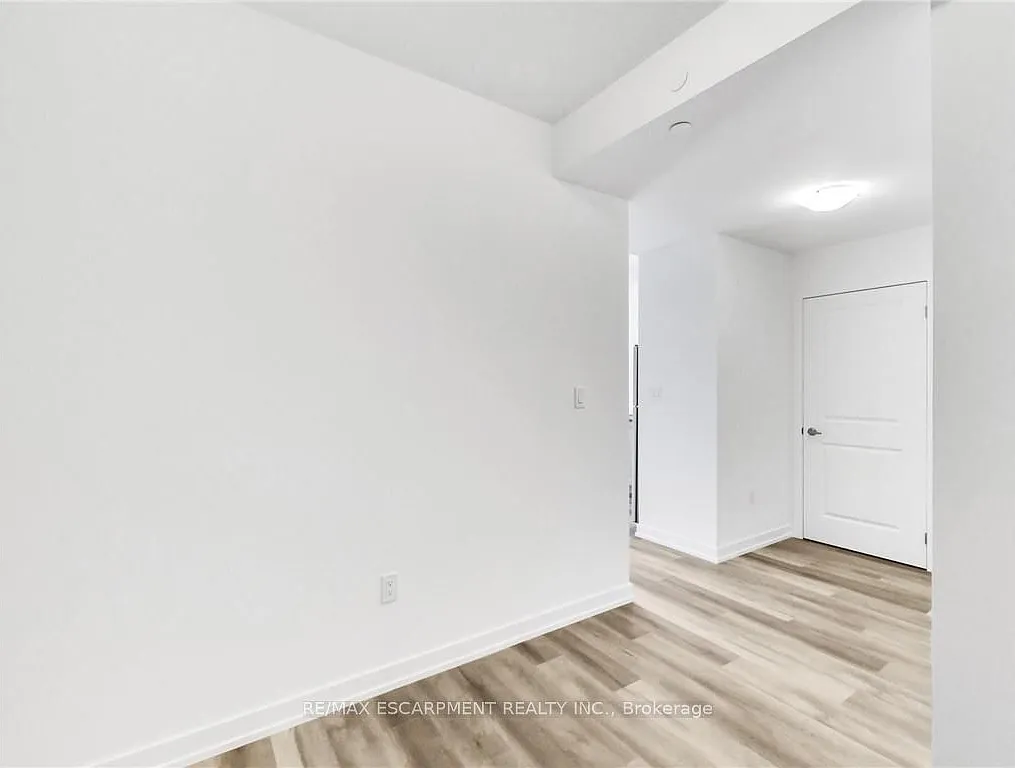 470 Dundas St E — Photo 3