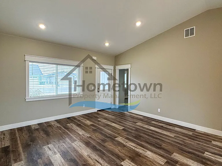 215 S Hills St — Photo 2