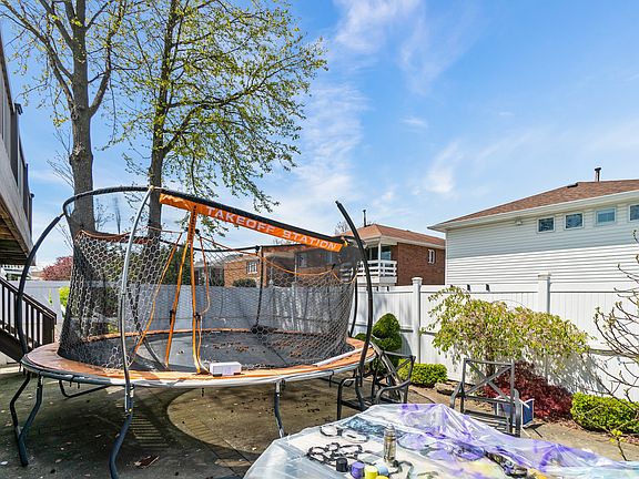 3rd image of 2740 Whitman Dr