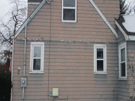 5th image of 114 Brown St