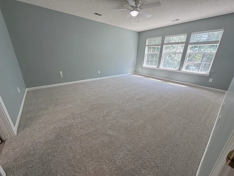 1026 Village Green Ln — Photo 35