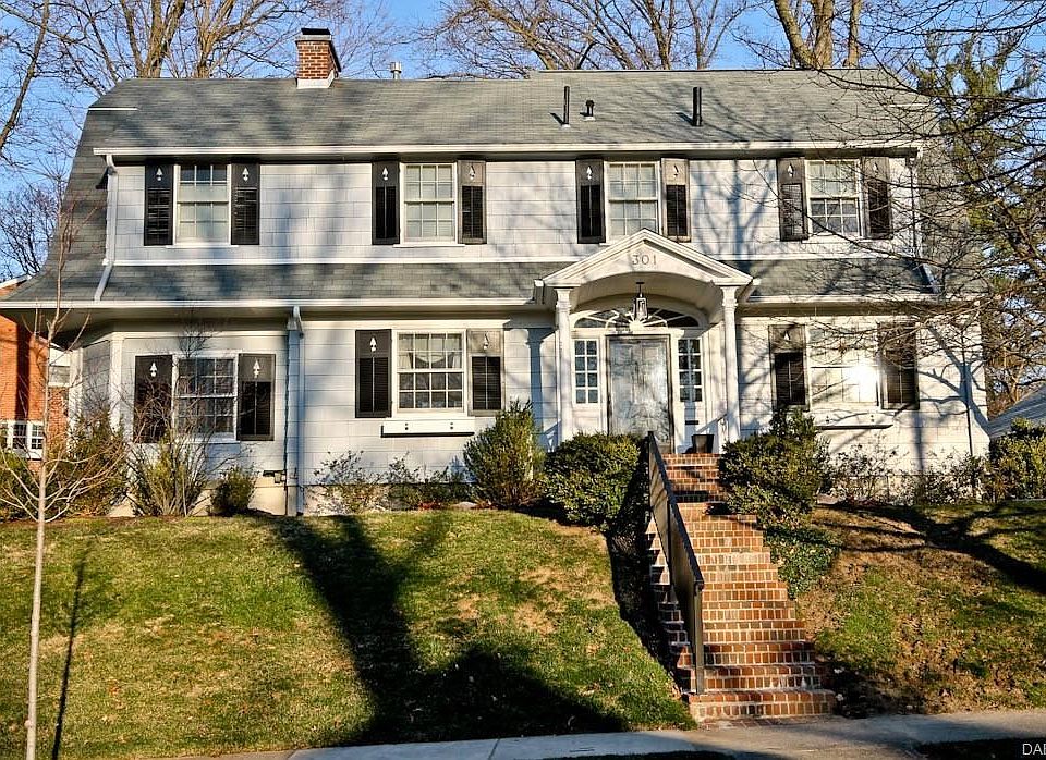 1st image of 301 Oak Knoll Dr