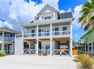 1227 S Magnolia St, Rockport, TX 78382