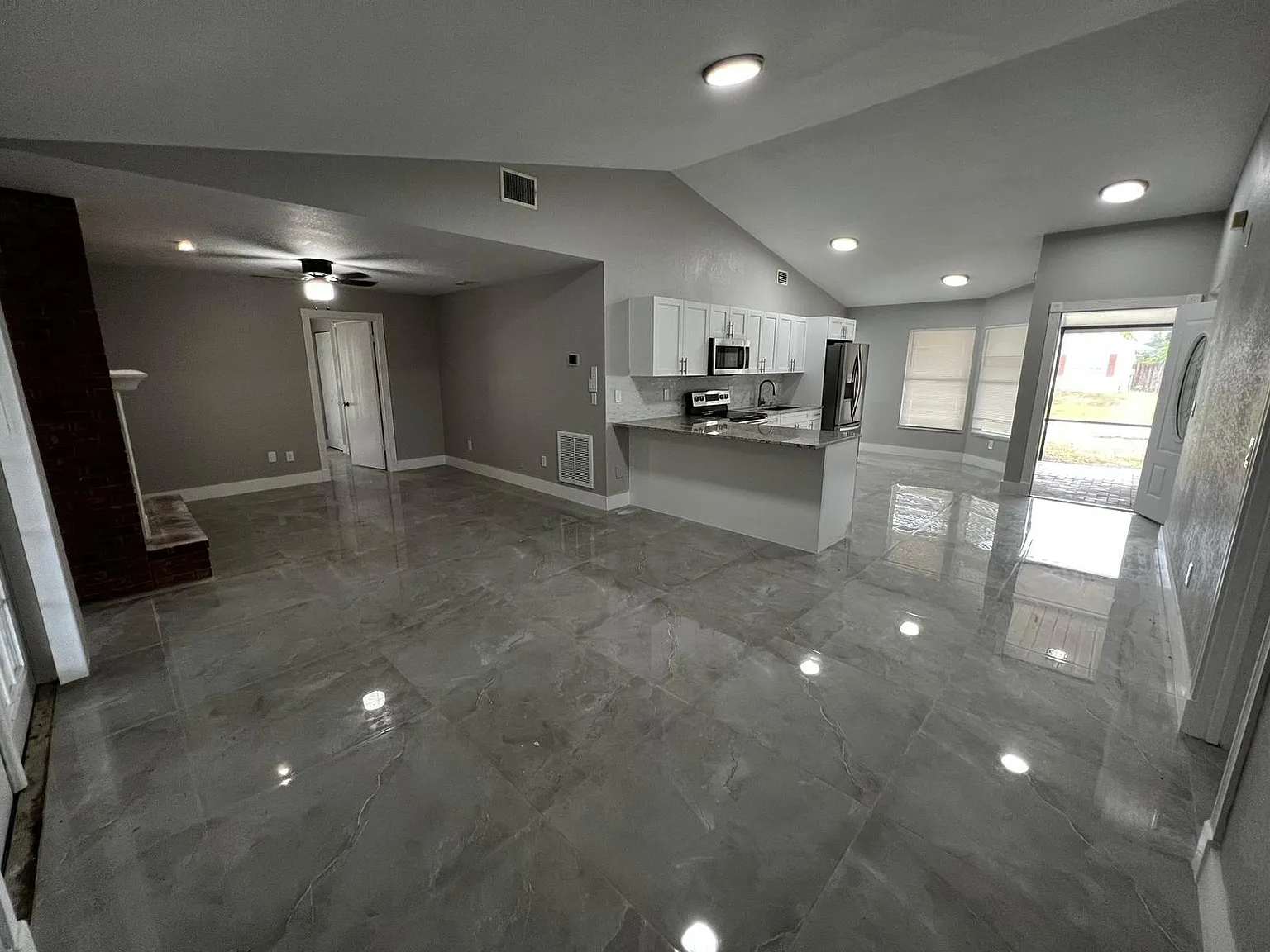 3 bed, 2.0 bath, 1218 sqft, $2,700 — Photo 4