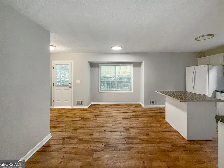 2025 Old Concord Dr SE — Photo 6