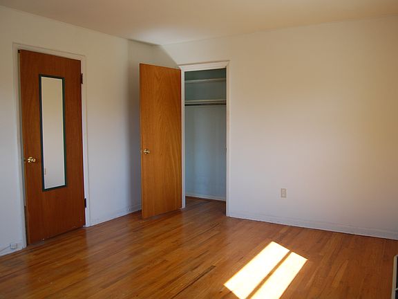 3rd image of 2931 Linwood Ave APT C