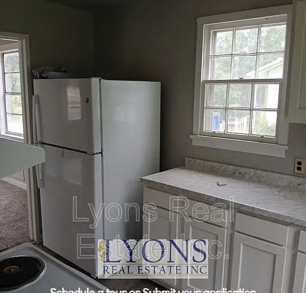 1706 Clover Dr — Photo 3
