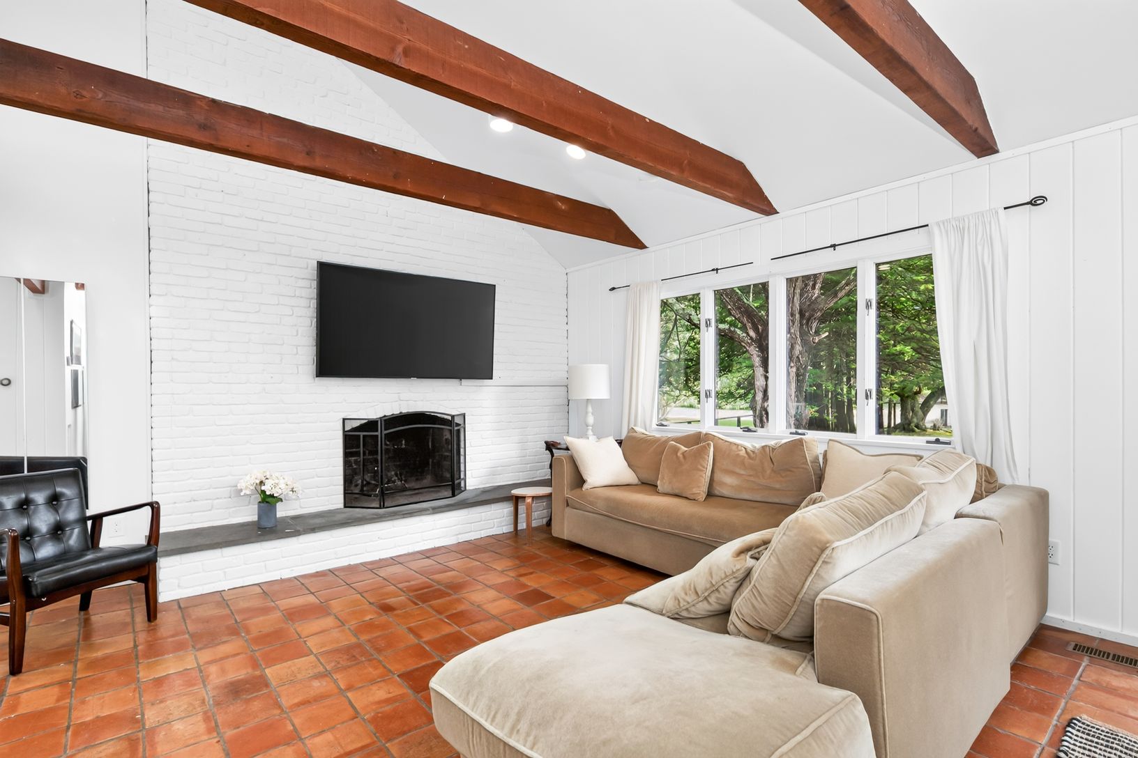  Fireplace in Living 