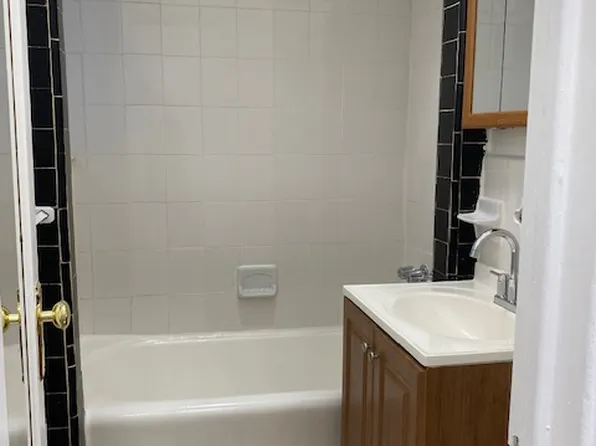 33-11 Crescent Street image 3 of 4