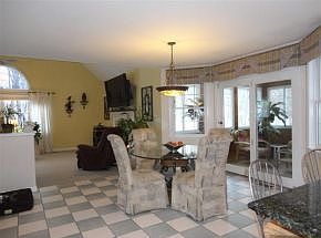Eat-in area w/Bay Window