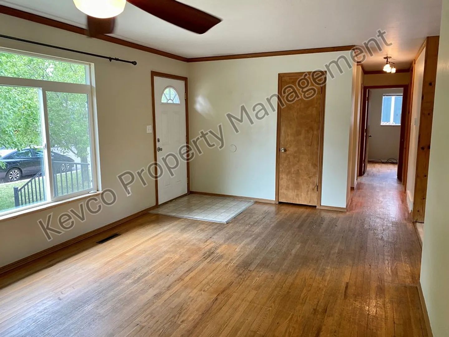 Home with Tons of Space!! — Photo 4