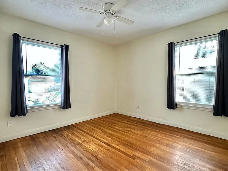 421 S Van Buren St — Photo 14