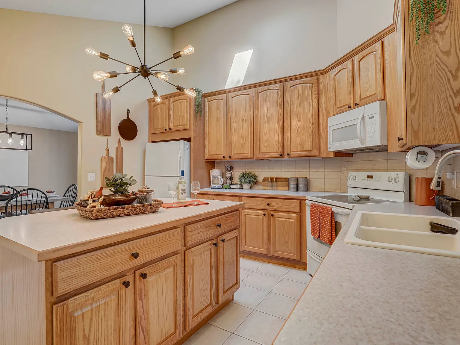 4 bed, 1324 sqft, $3,795 — Photo 4