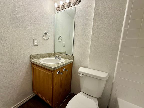 5th image of 1112 Holly St