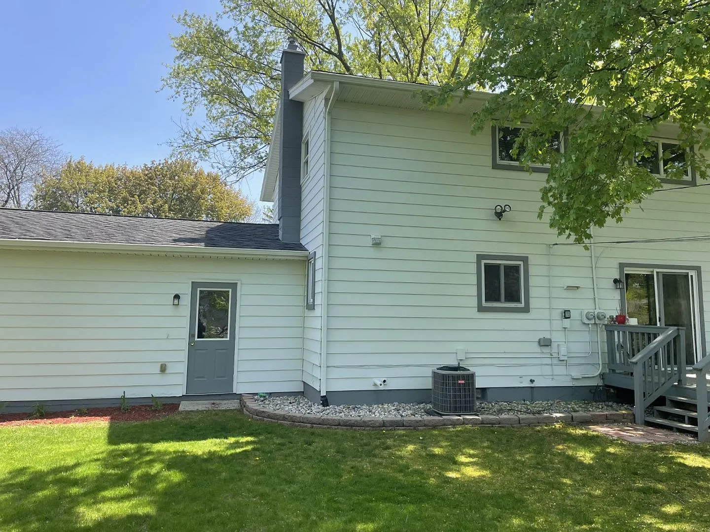 4 bedroom 2 bath home close to everything — Photo 3