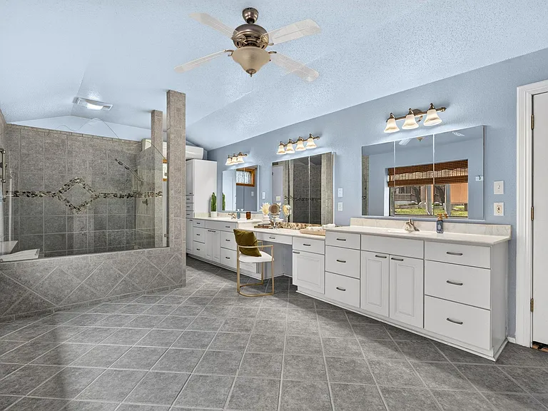 700 Rogart Dr — Photo 16