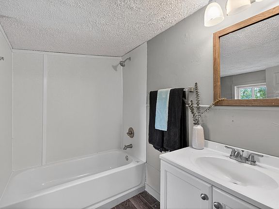 5th image of 2403 Poplar St